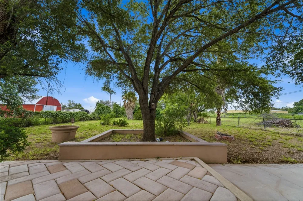 1221 Encino Drive Pleasanton, TX 78064
