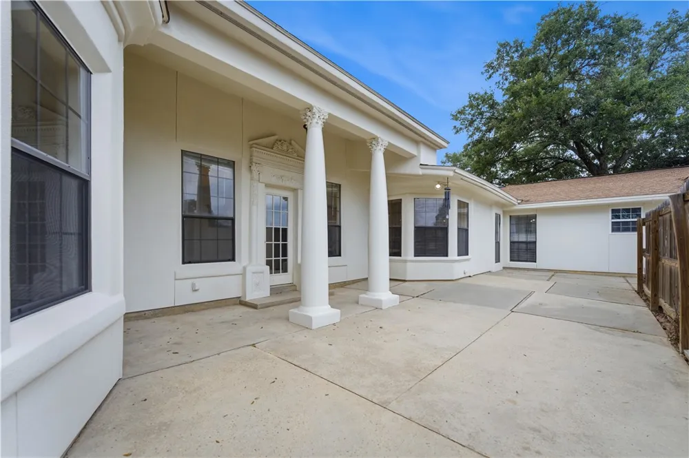 1221 Encino Drive Pleasanton, TX 78064