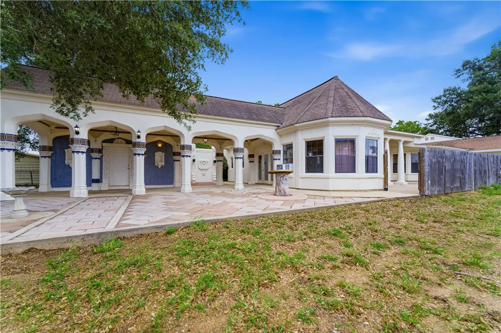 1221 Encino Drive Pleasanton, TX 78064