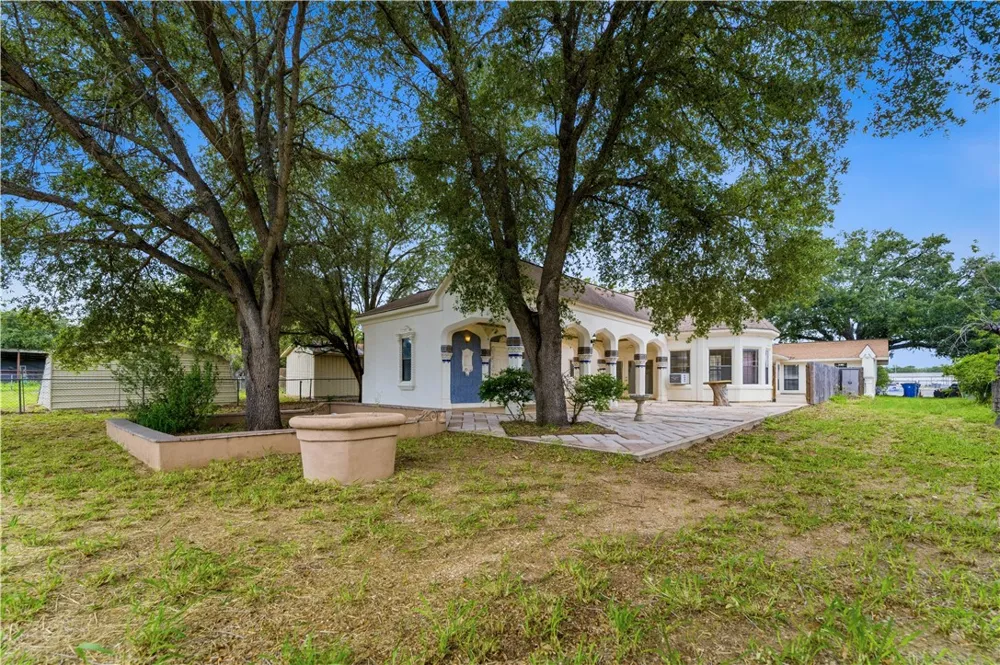 1221 Encino Drive Pleasanton, TX 78064