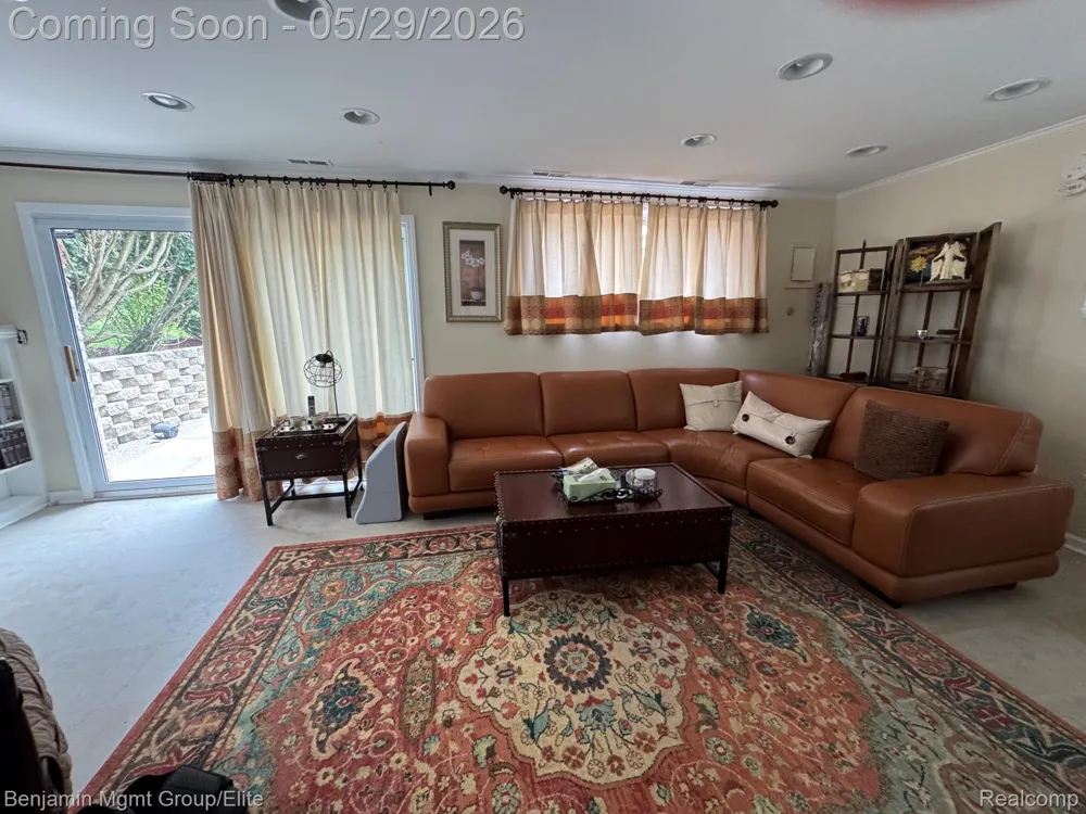 18769 Walmer Lane Beverly Hills Village, MI 48025