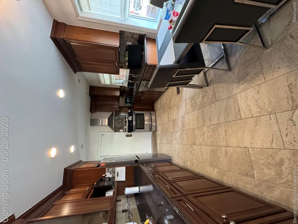 18769 Walmer Lane Beverly Hills Village, MI 48025