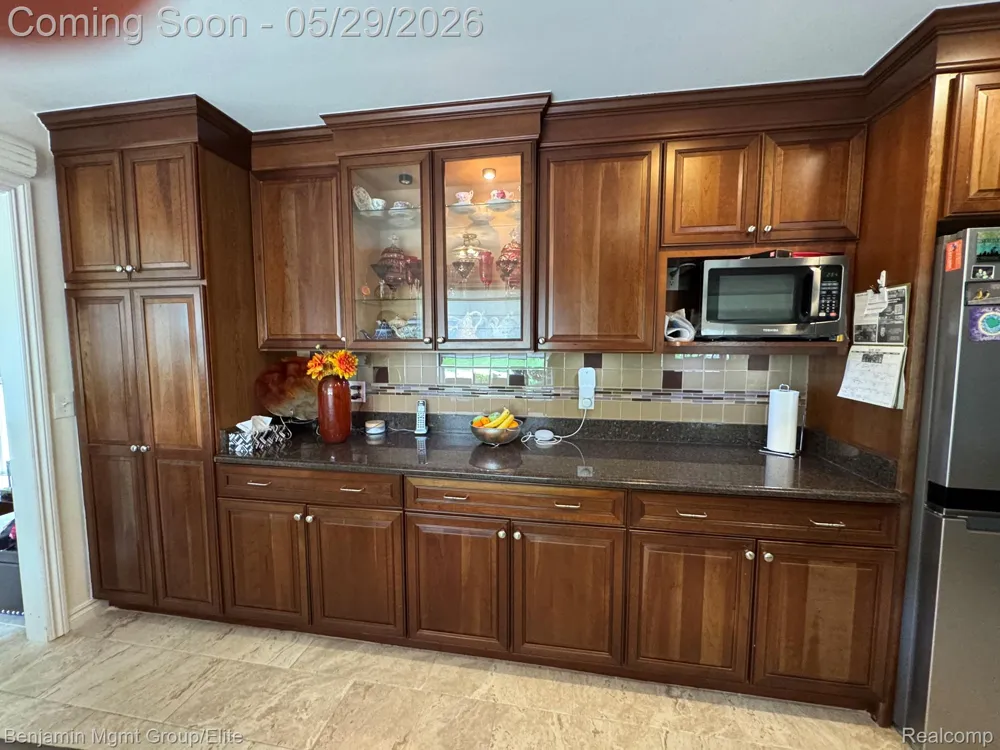 18769 Walmer Lane Beverly Hills Village, MI 48025