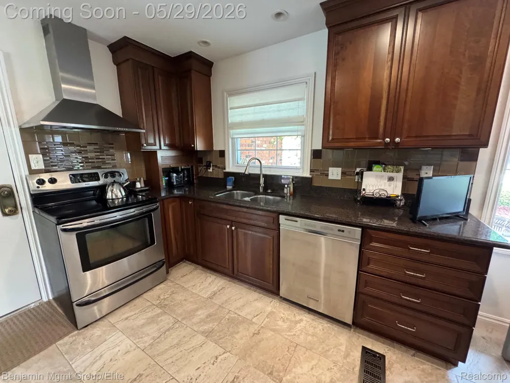 18769 Walmer Lane Beverly Hills Village, MI 48025