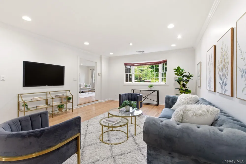 316 S Woods Road Woodbury, NY 11797