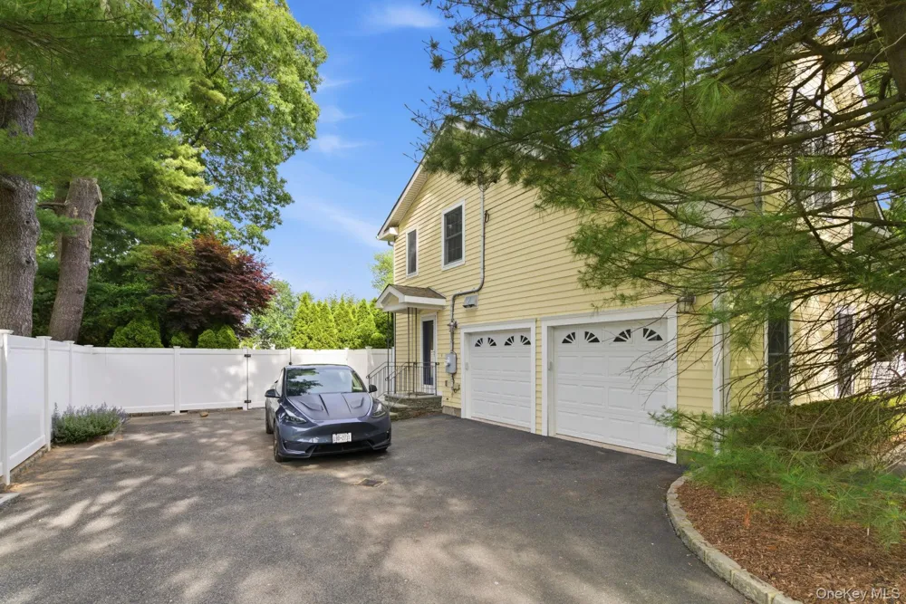 316 S Woods Road Woodbury, NY 11797