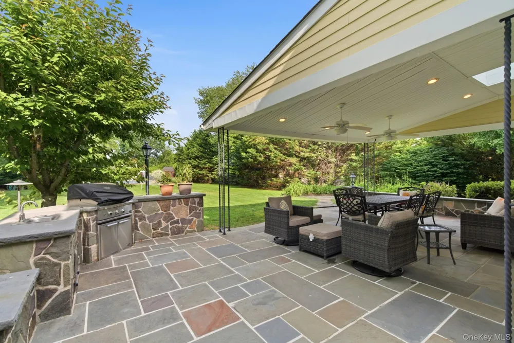 316 S Woods Road Woodbury, NY 11797