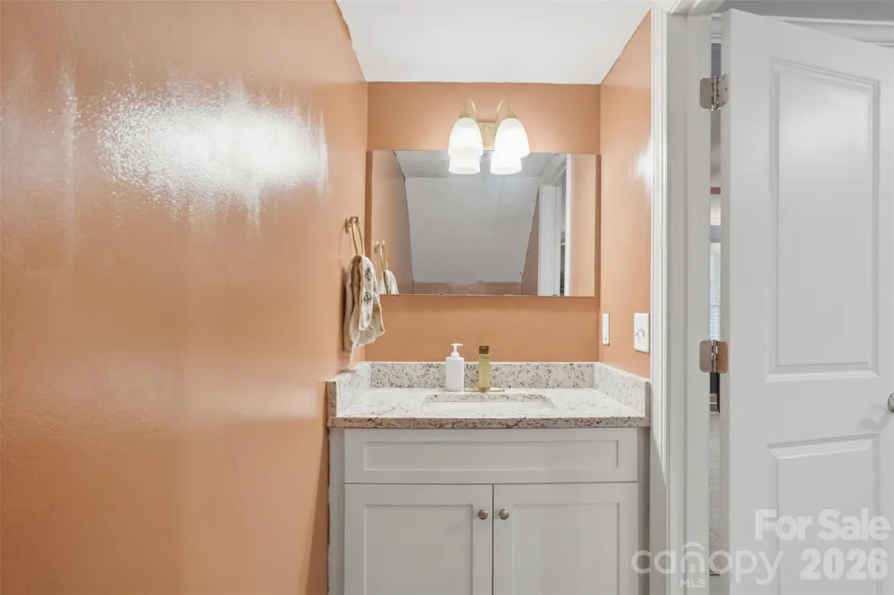 1629 Oak Leaf Drive Hickory, NC 28601