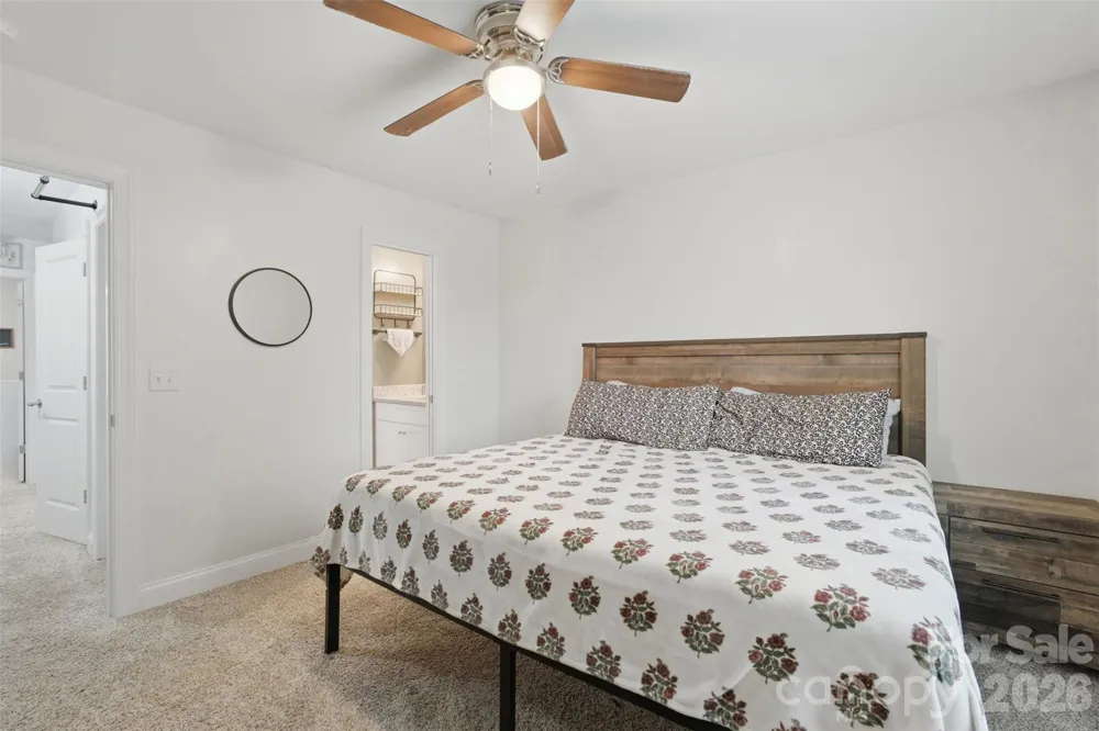 1629 Oak Leaf Drive Hickory, NC 28601