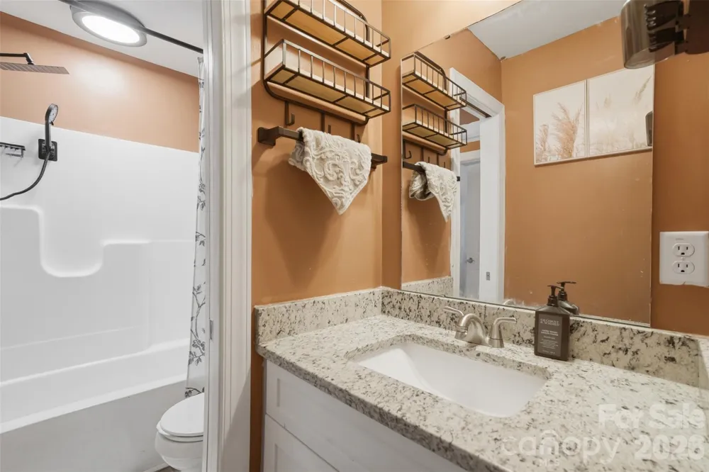 1629 Oak Leaf Drive Hickory, NC 28601