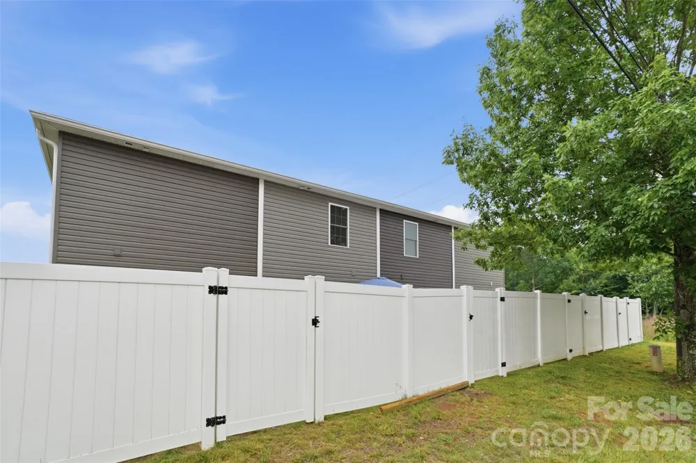 1629 Oak Leaf Drive Hickory, NC 28601