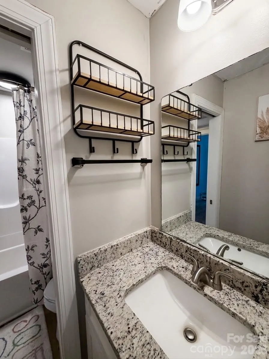 1629 Oak Leaf Drive Hickory, NC 28601
