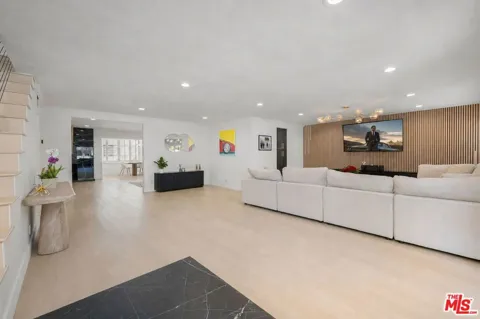 5315 Yarmouth Avenue #104
