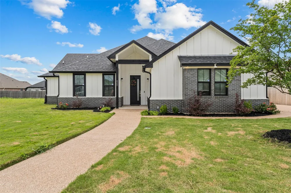 820 Forward Pass Drive Hewitt, TX 76643