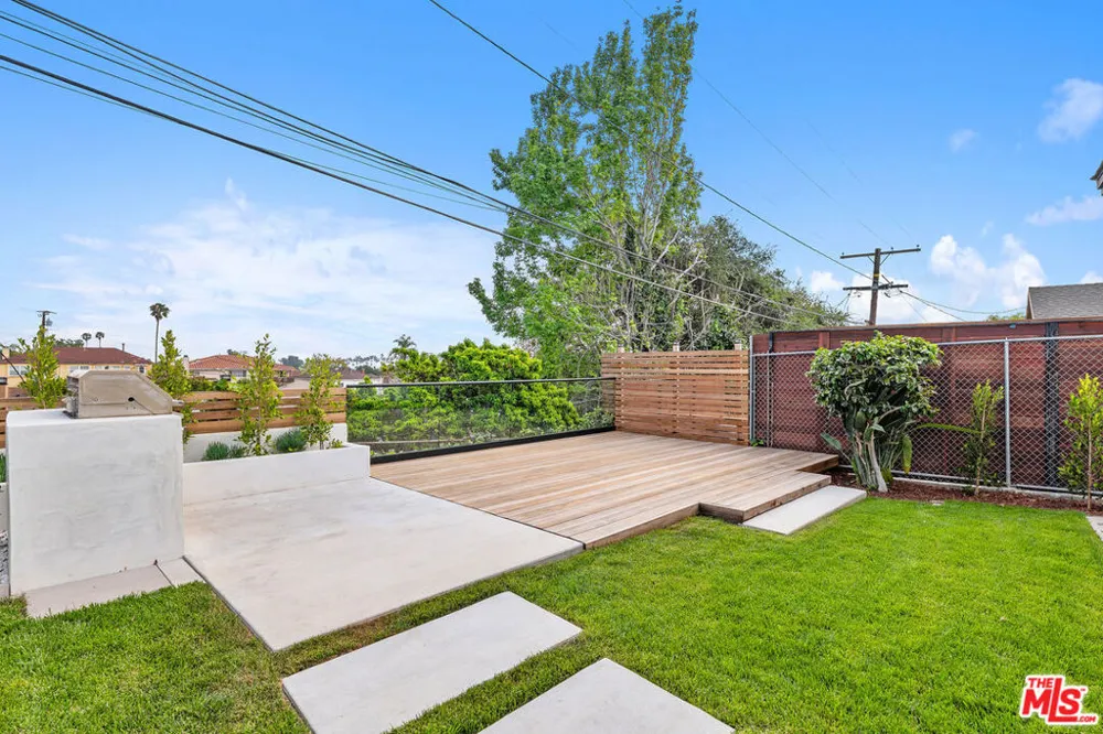 5168 Southridge Avenue Los Angeles, CA 90043