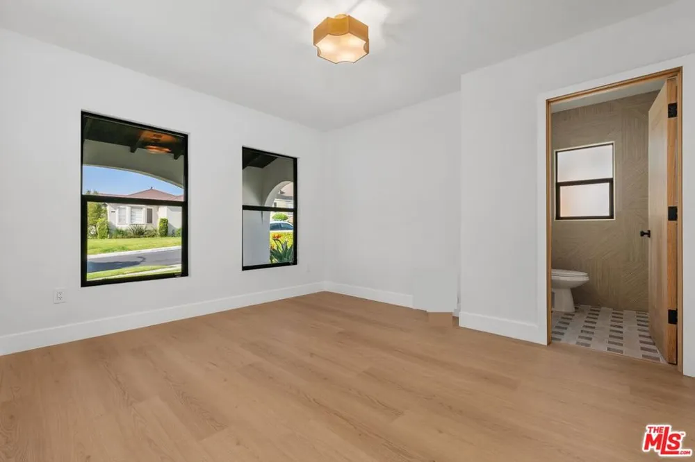 5168 Southridge Avenue Los Angeles, CA 90043