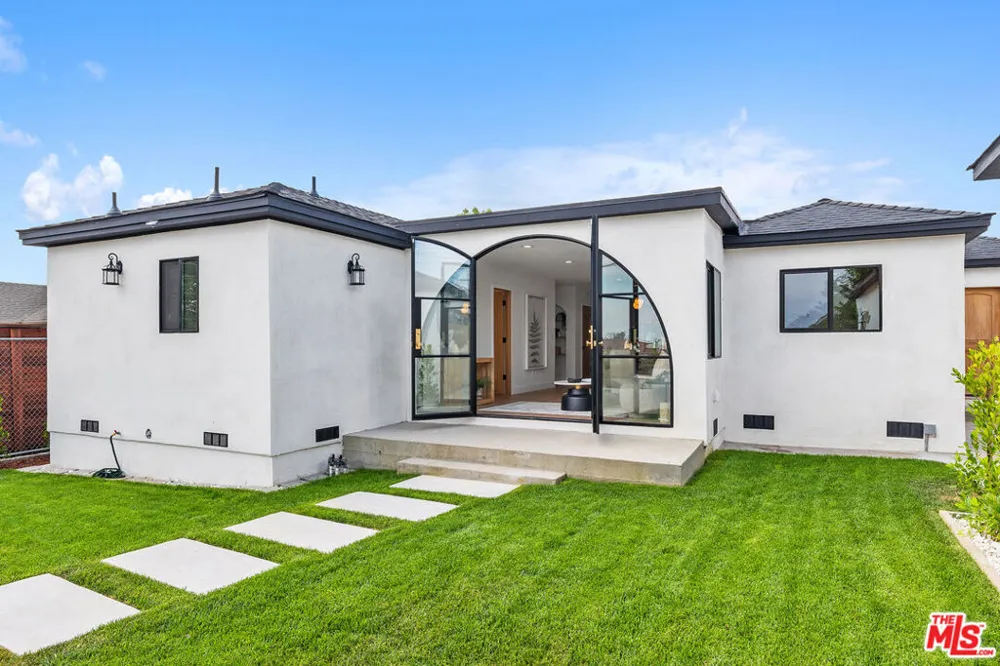 5168 Southridge Avenue Los Angeles, CA 90043
