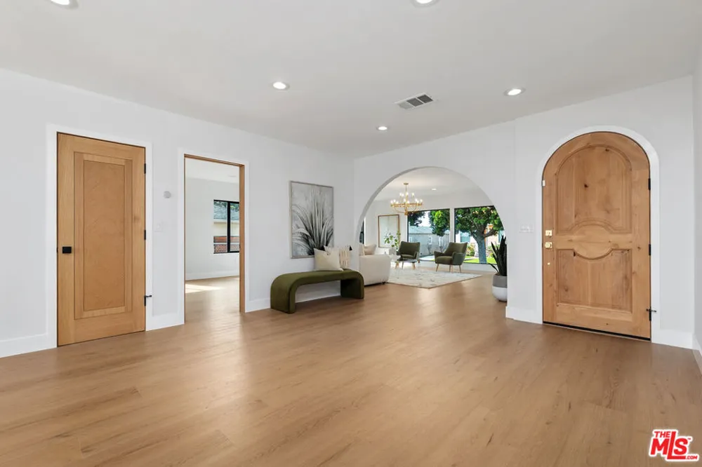5168 Southridge Avenue Los Angeles, CA 90043