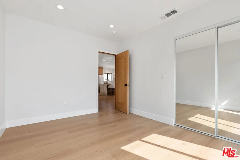 5168 Southridge Avenue Los Angeles, CA 90043