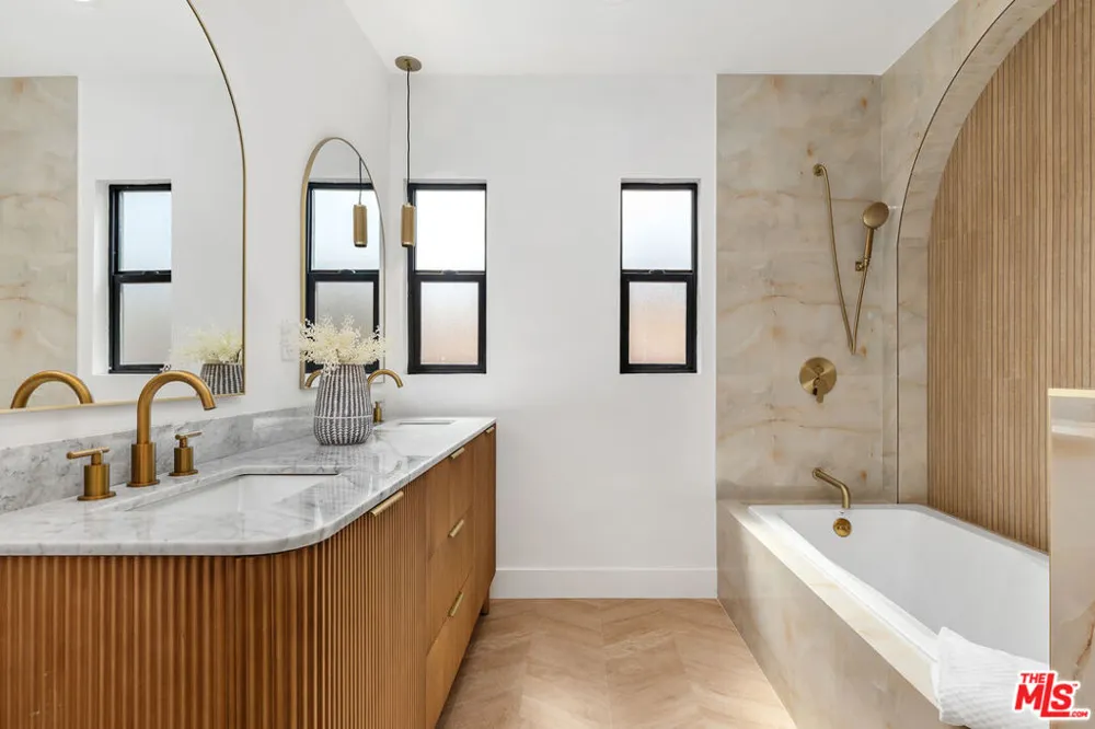 5168 Southridge Avenue Los Angeles, CA 90043