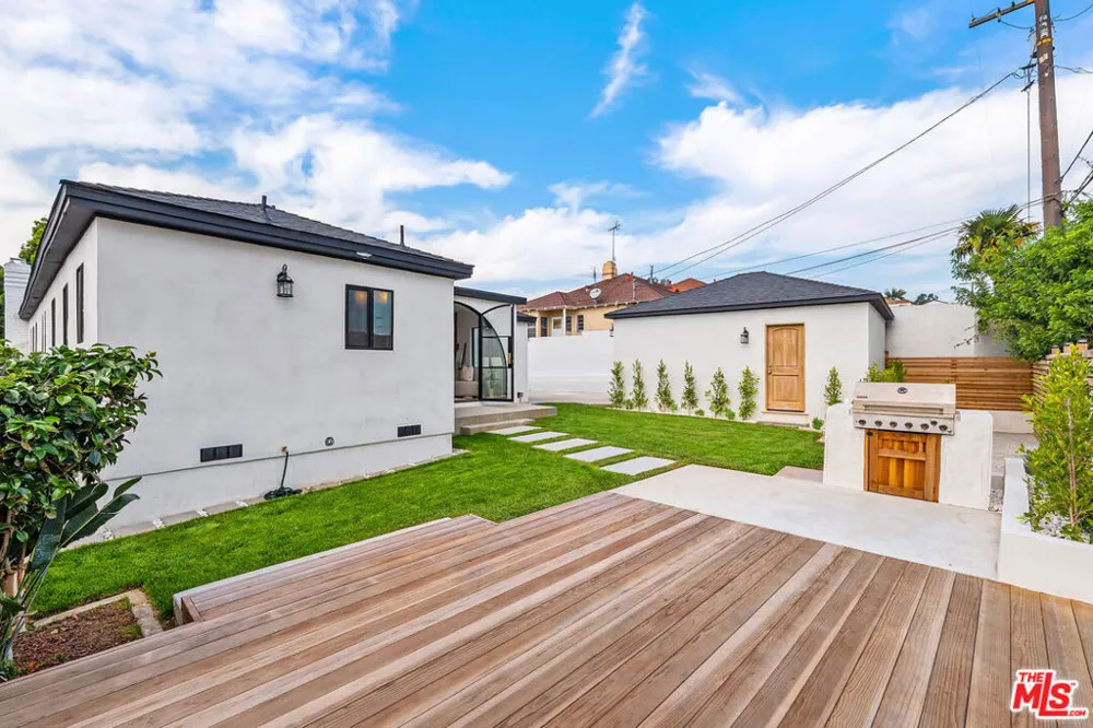 5168 Southridge Avenue Los Angeles, CA 90043