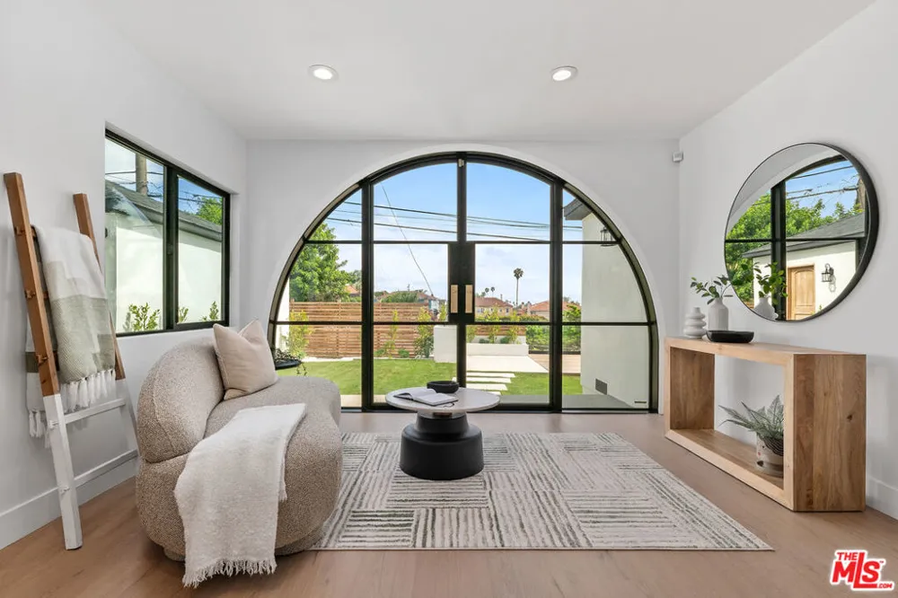 5168 Southridge Avenue Los Angeles, CA 90043