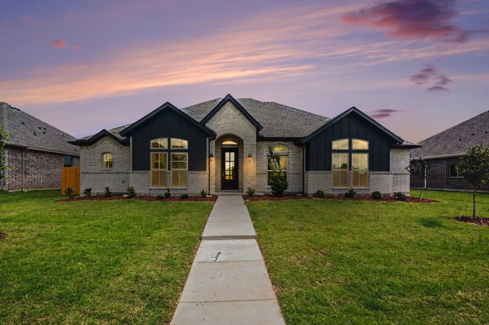 1913 Barrix Lane DeSoto, TX 75115