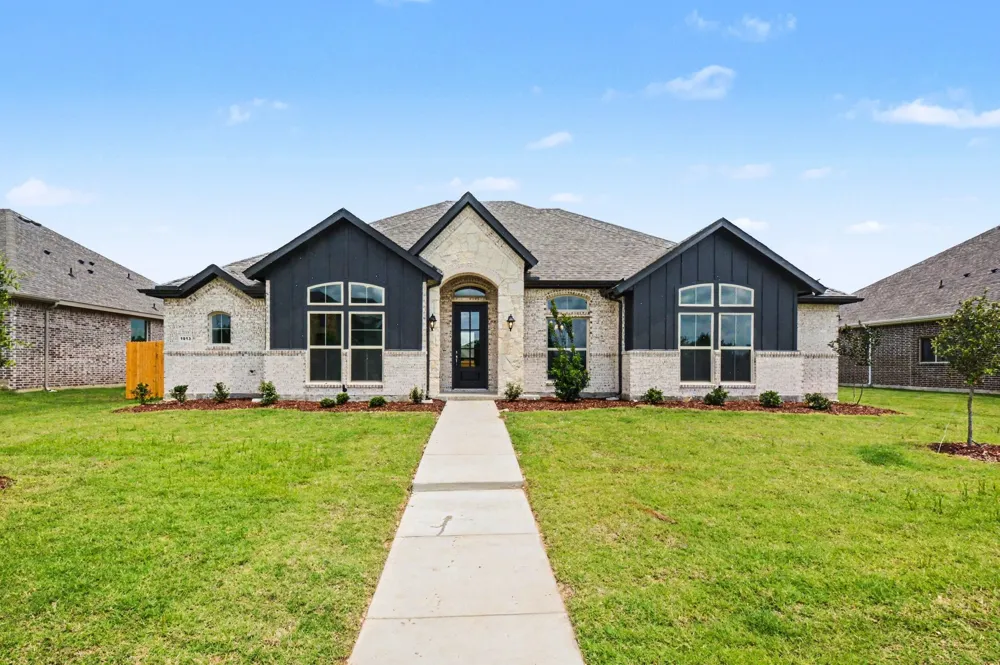 1913 Barrix Lane DeSoto, TX 75115