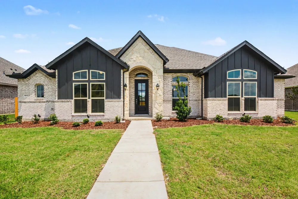 1913 Barrix Lane DeSoto, TX 75115