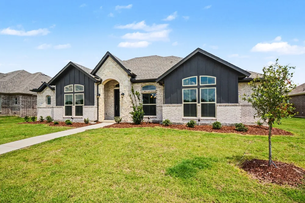 1913 Barrix Lane DeSoto, TX 75115