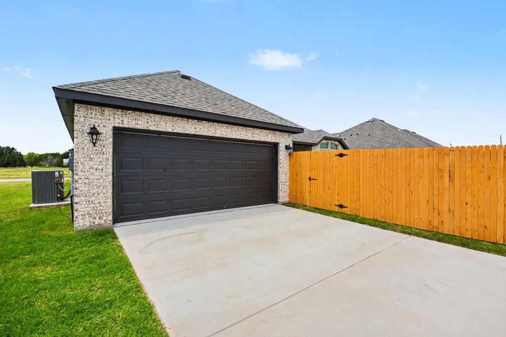 1913 Barrix Lane DeSoto, TX 75115