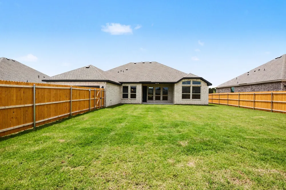 1913 Barrix Lane DeSoto, TX 75115