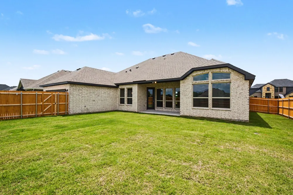 1913 Barrix Lane DeSoto, TX 75115