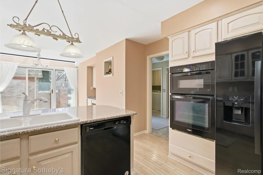 24122 Bingham Pointe Drive #24 Bingham Farms Village, MI 48025