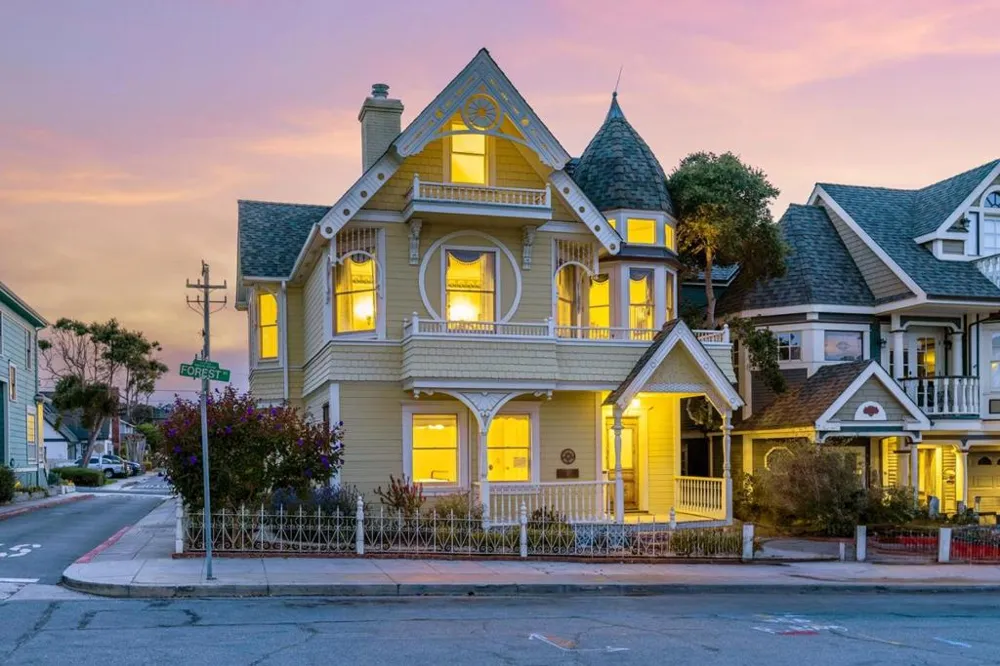132 Forest Avenue Pacific Grove, CA 93950