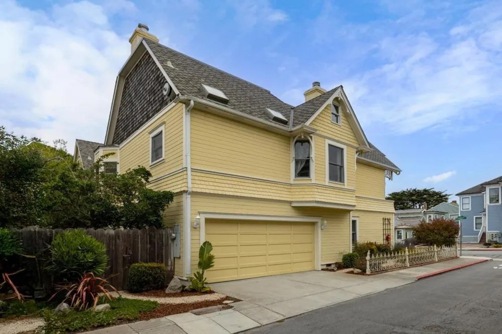 132 Forest Avenue Pacific Grove, CA 93950