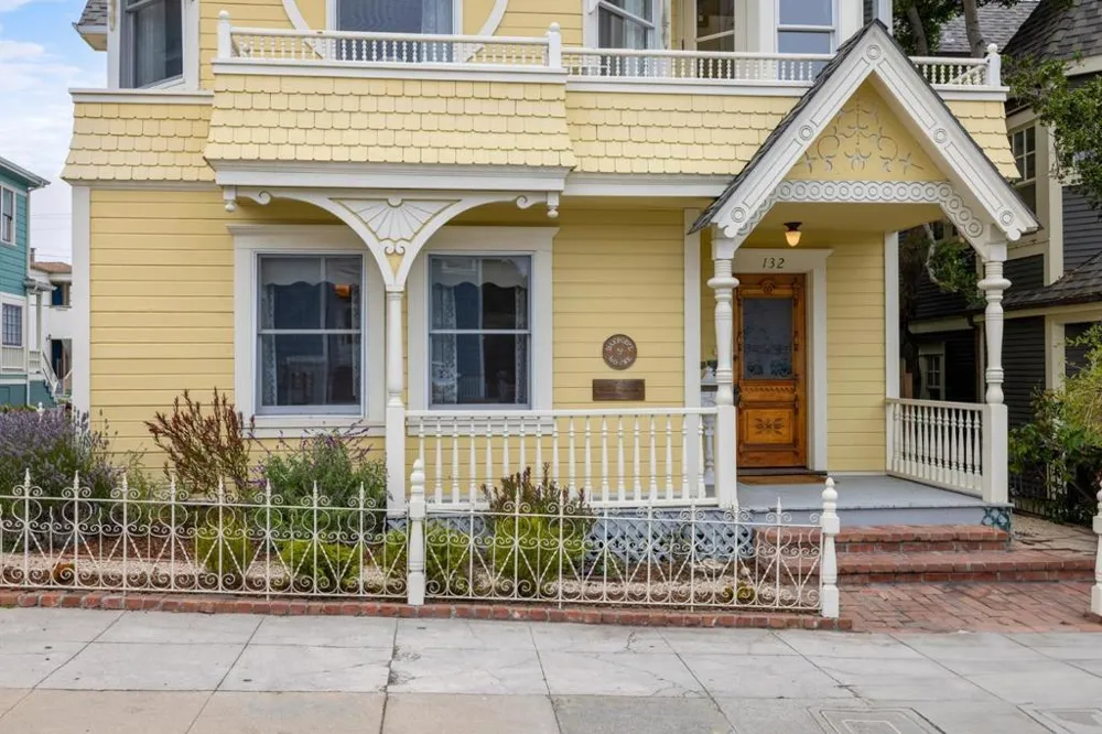 132 Forest Avenue Pacific Grove, CA 93950