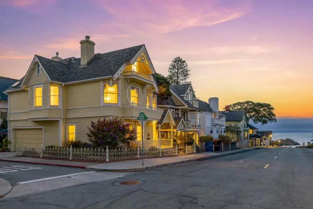 132 Forest Avenue Pacific Grove, CA 93950