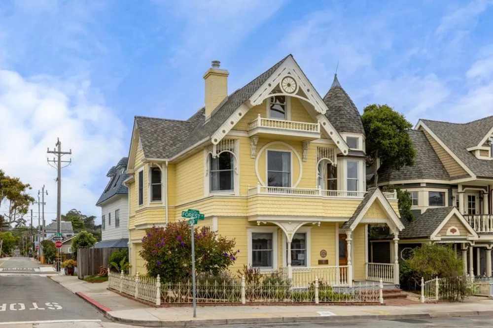 132 Forest Avenue Pacific Grove, CA 93950