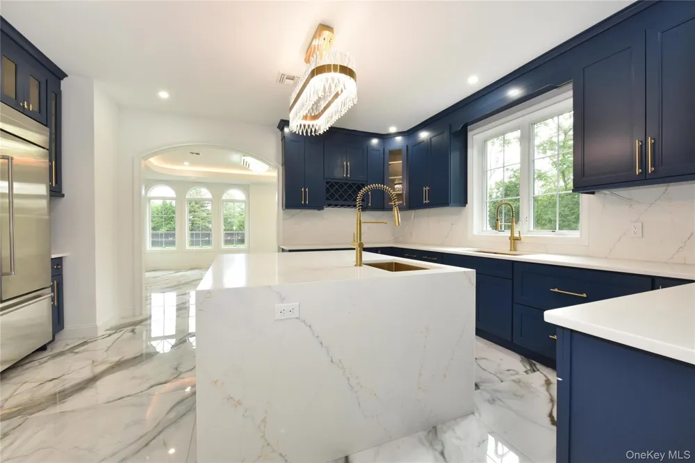 33 Parkway Drive Roslyn Heights, NY 11577