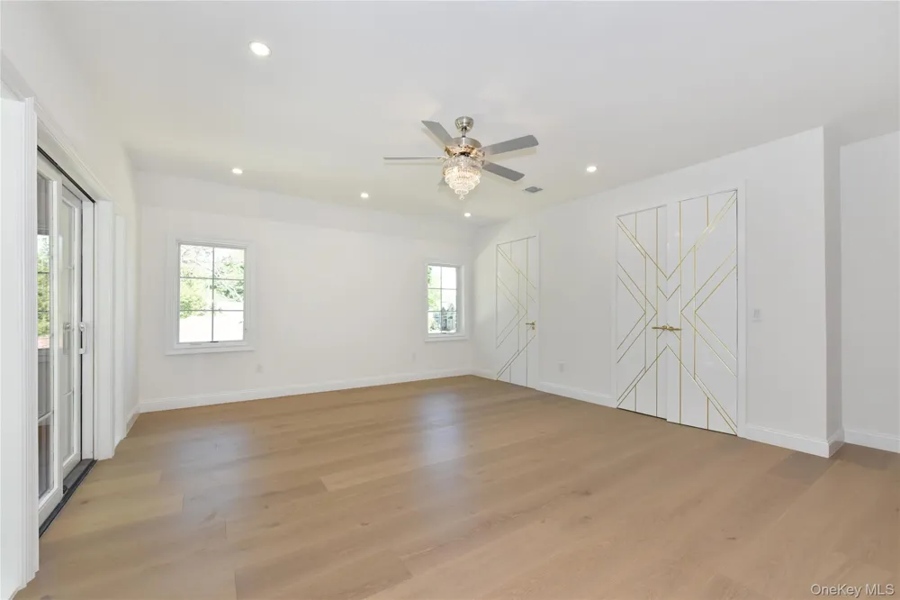 33 Parkway Drive Roslyn Heights, NY 11577