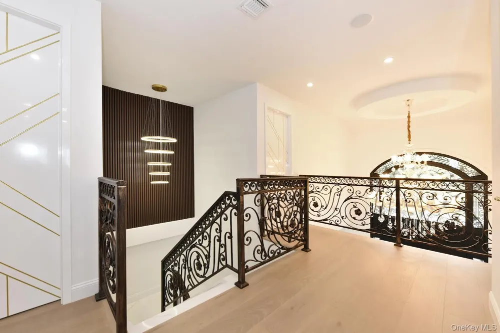 33 Parkway Drive Roslyn Heights, NY 11577