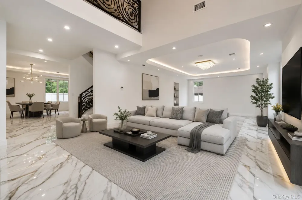 33 Parkway Drive Roslyn Heights, NY 11577
