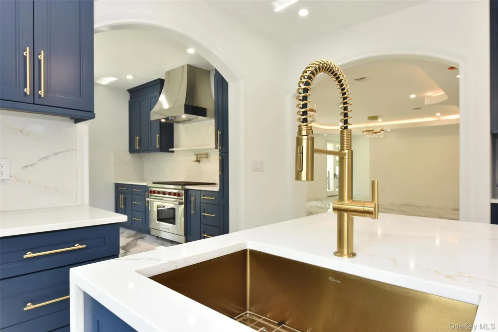 33 Parkway Drive Roslyn Heights, NY 11577