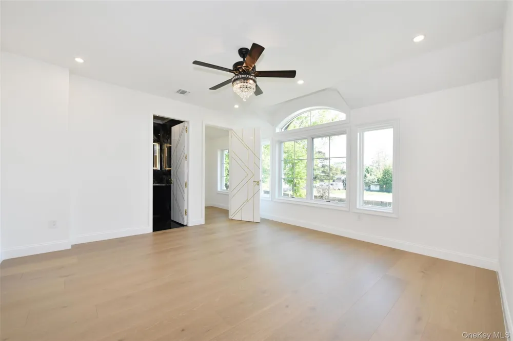 33 Parkway Drive Roslyn Heights, NY 11577