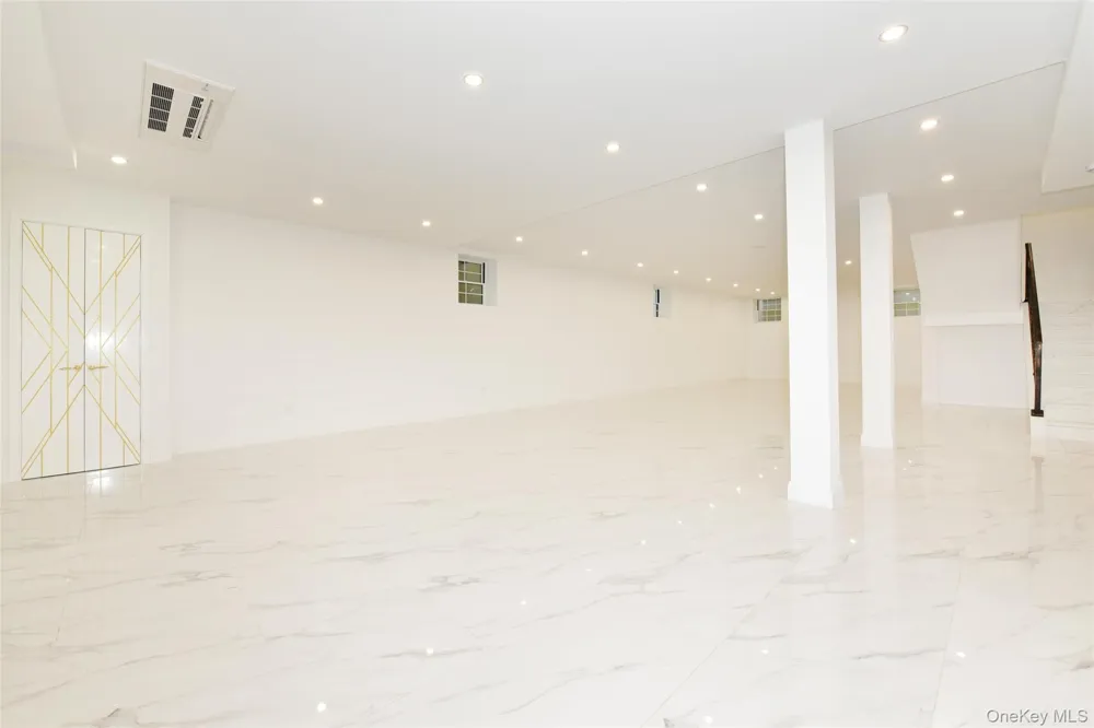 33 Parkway Drive Roslyn Heights, NY 11577