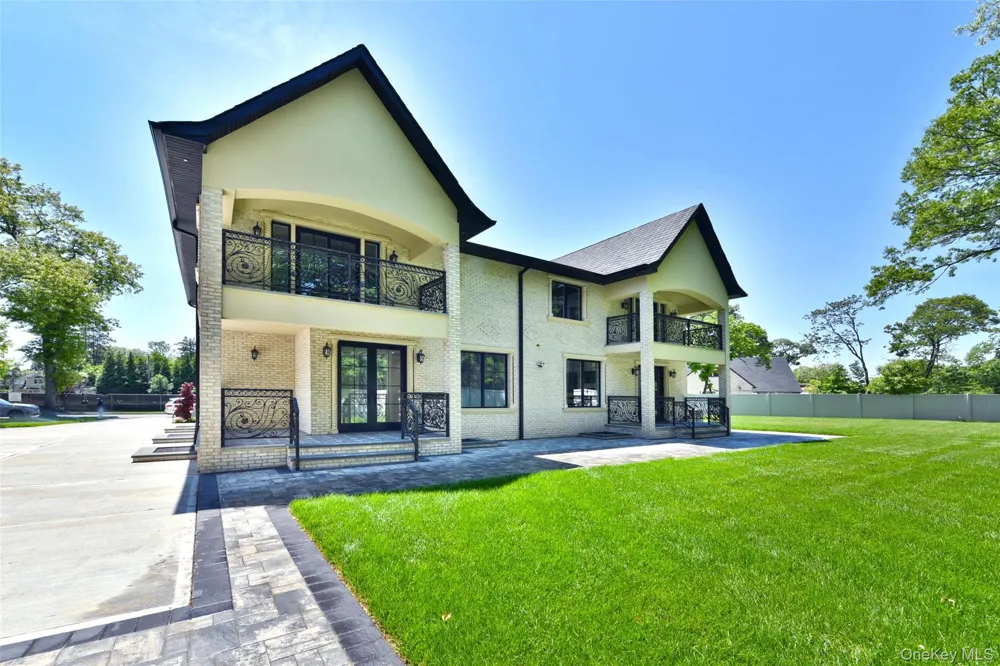 33 Parkway Drive Roslyn Heights, NY 11577