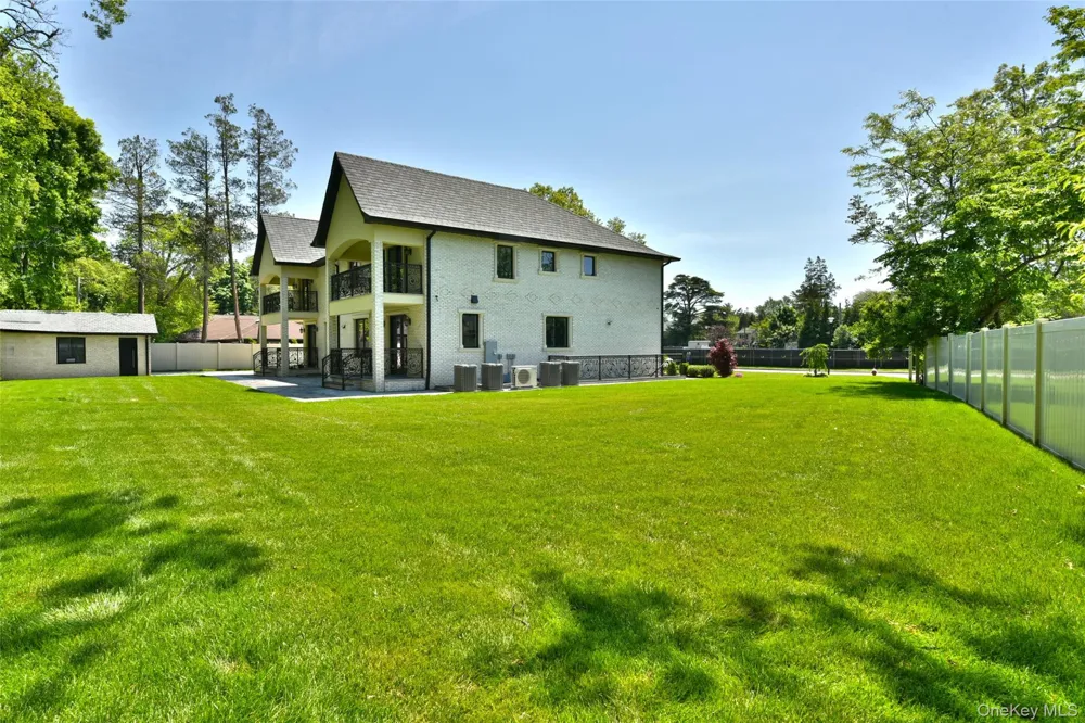 33 Parkway Drive Roslyn Heights, NY 11577