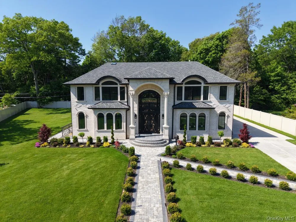 33 Parkway Drive Roslyn Heights, NY 11577