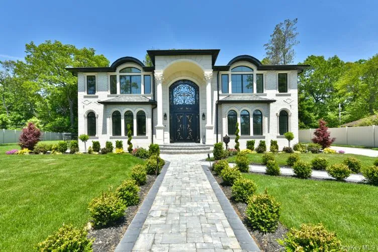 33 Parkway Drive Roslyn Heights, NY 11577